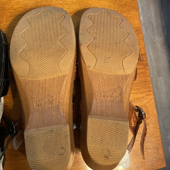 2 for price of 1! Really LOVED & USED 2 pr Patent LEATHER DANSKO clog SANDALS - Picture 5 of 8